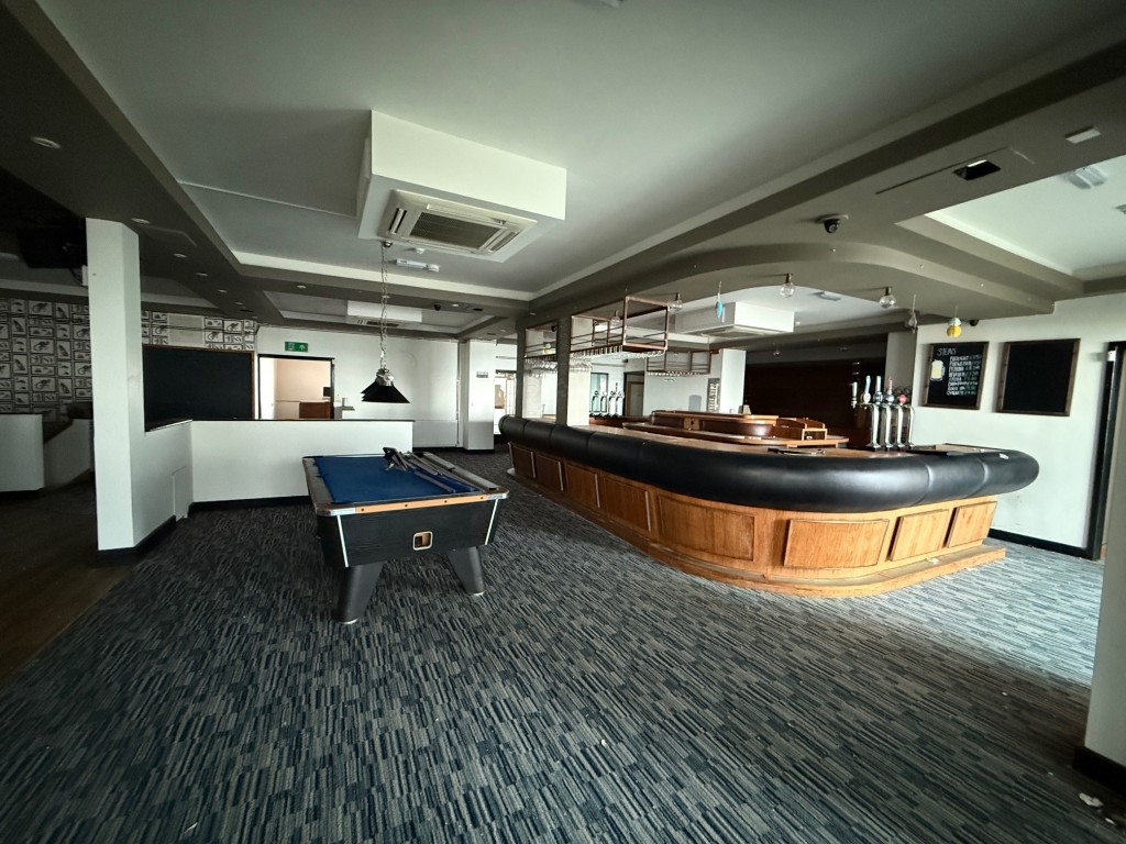 Lot: 90 - FORMER RESTAURANT AND BAR PREMISES FOR IMPROVEMENT AND REPAIR ON THE SEAFRONT - Bar area with pool table and dance floor